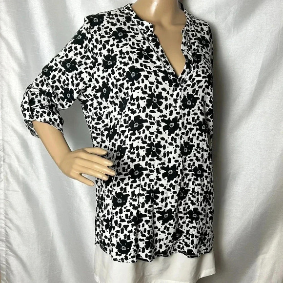 ILANCO NWT black & white abstract floral,  v neck , tie strap cuffs, hi low - Picture 1 of 14